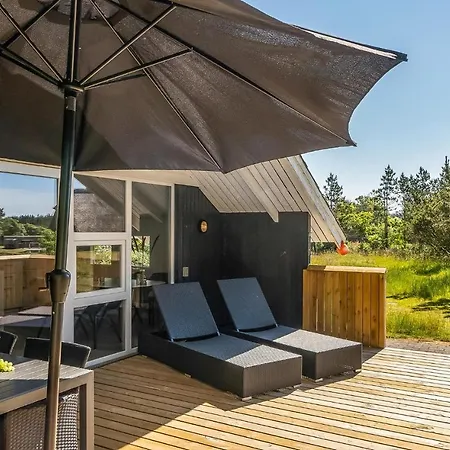 3 Bedroom Awesome In Blavand