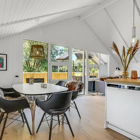 3 Bedroom Awesome In Holiday home *