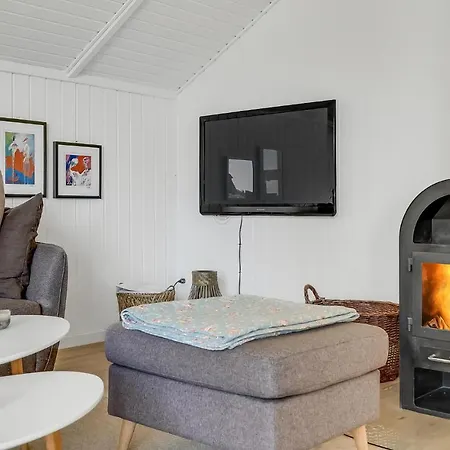 3 Bedroom Awesome In Blavand