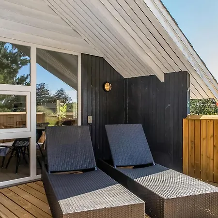 3 Bedroom Awesome In Holiday home *